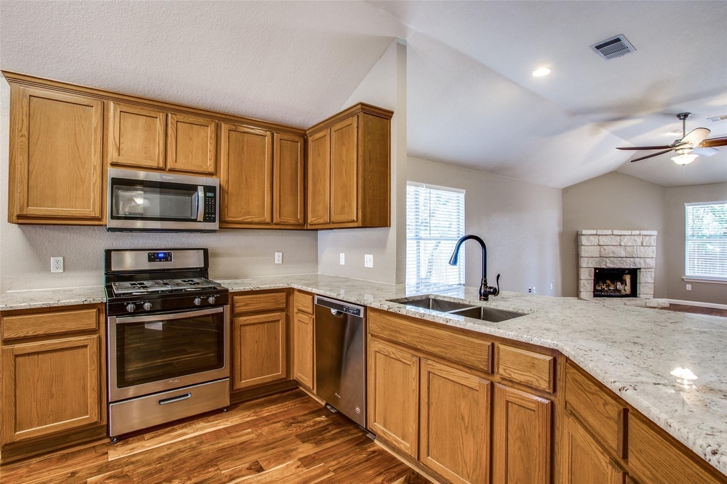 1314 Brighton Bend Ln - Photo 3