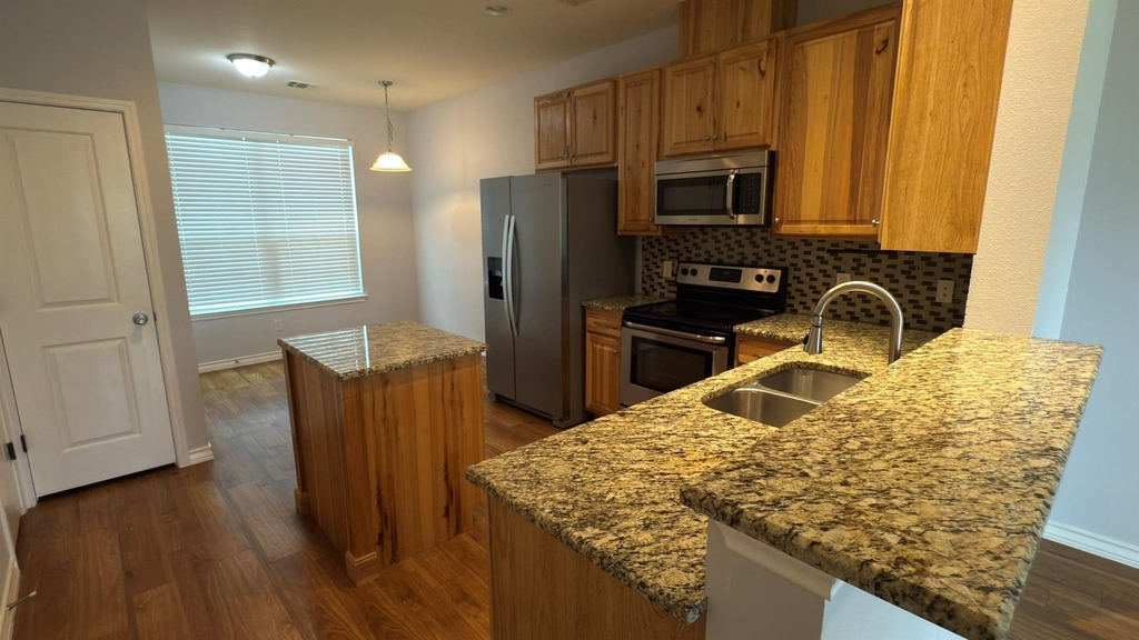 400 West St - Photo 1
