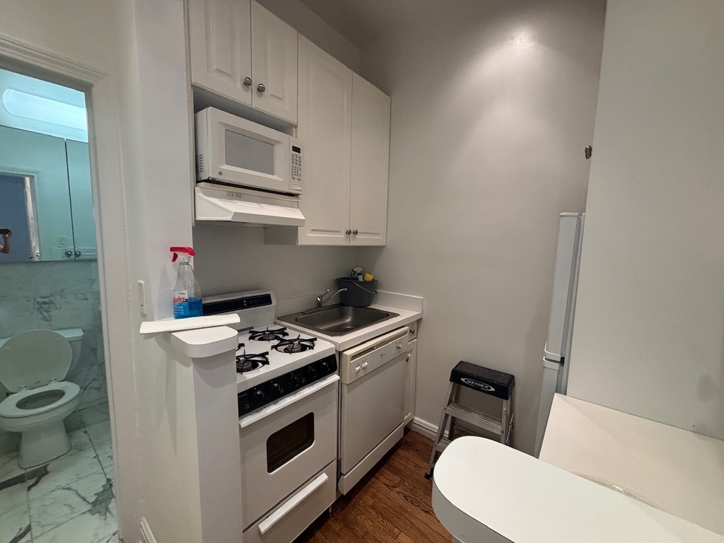 East 83rd street - Photo 1
