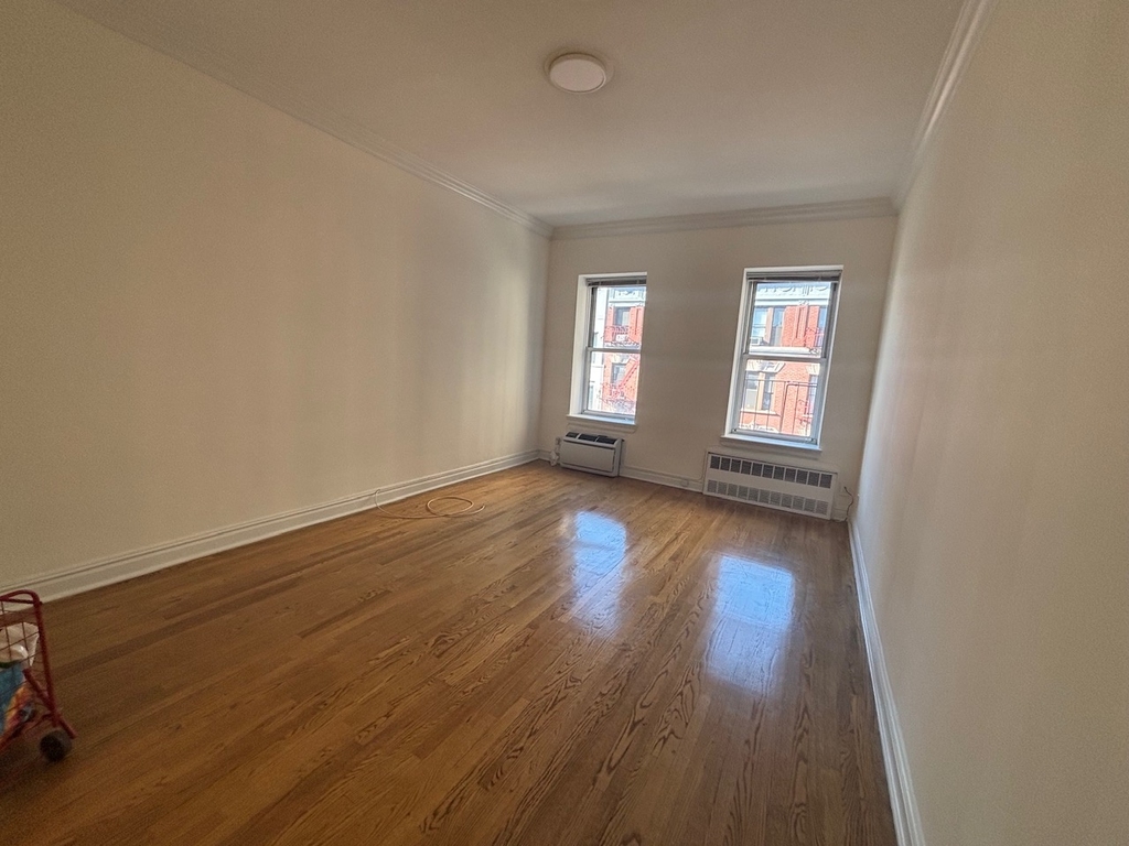 East 83rd street - Photo 4