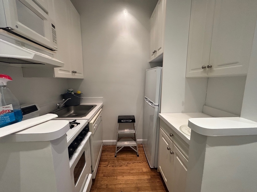 East 83rd street - Photo 0