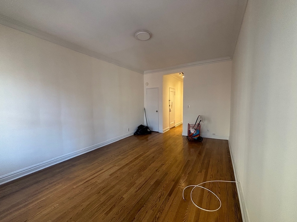 East 83rd street - Photo 5