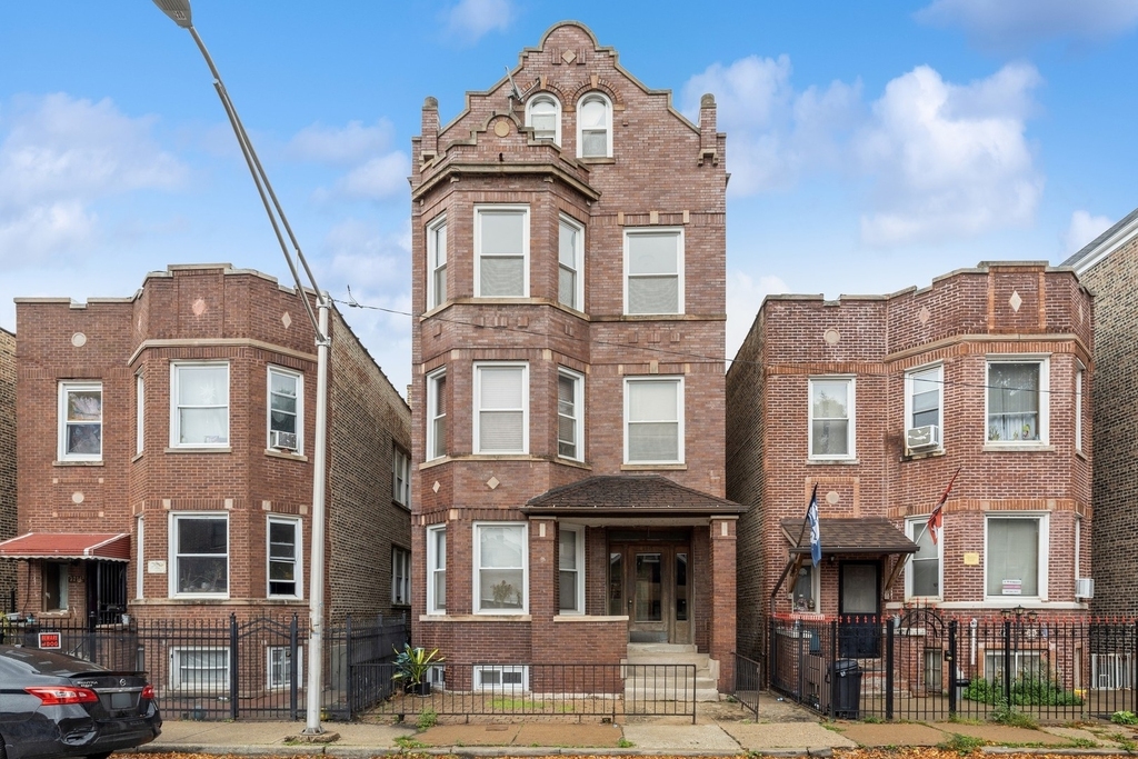 3213 S Lituanica Avenue - Photo 0