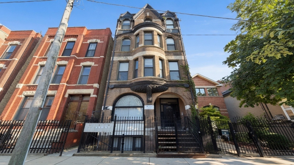 1337 W Huron Street - Photo 0