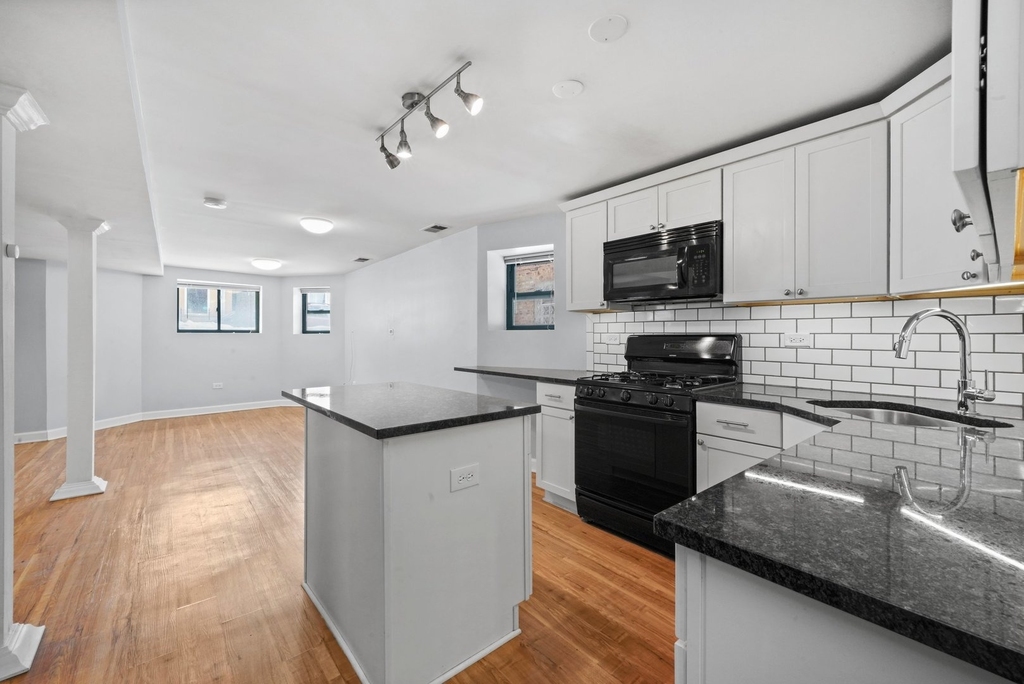 2642 N Sacramento Avenue - Photo 2