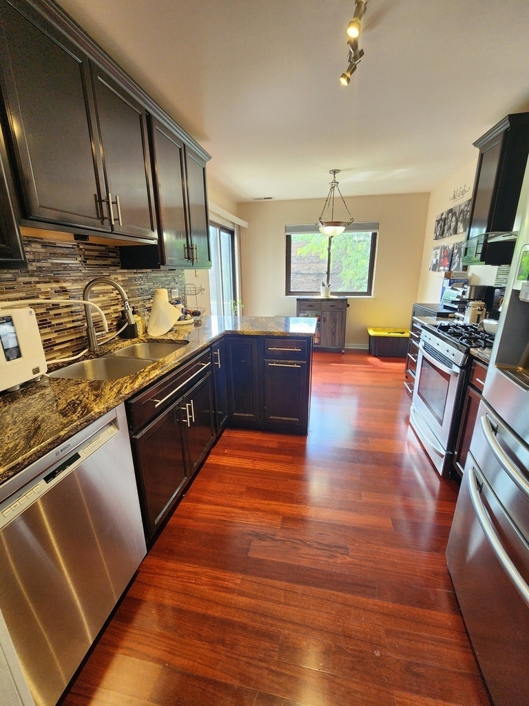 220 Hawthorne Court - Photo 10
