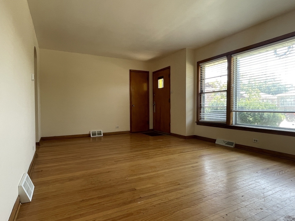 5819 S Narragansett Avenue - Photo 2