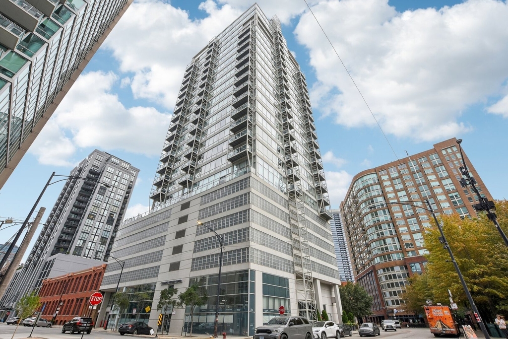 653 N Kingsbury Street - Photo 0