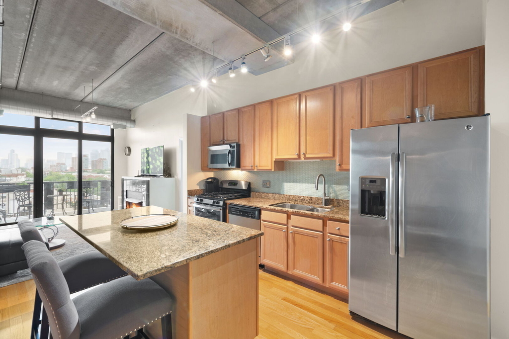 811 W 15th Place - Photo 1