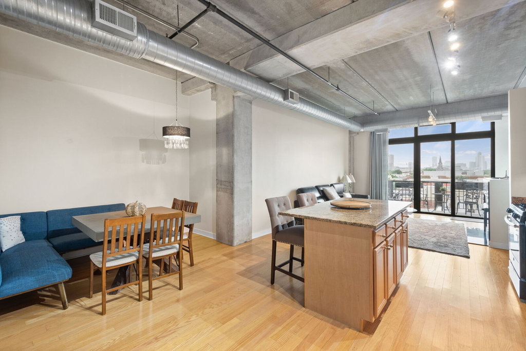 811 W 15th Place - Photo 2