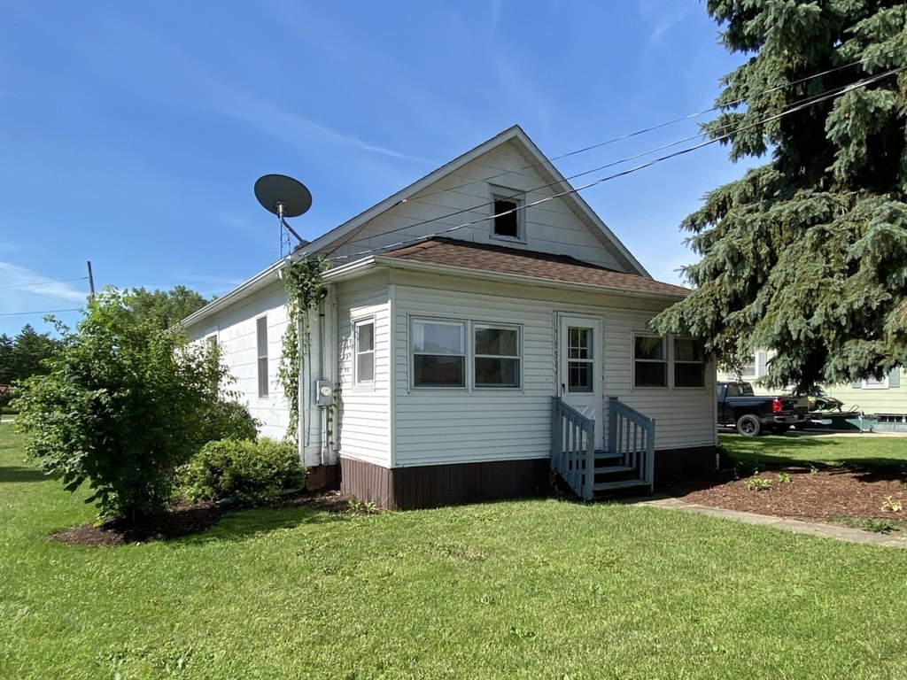 301 Richards Street - Photo 0