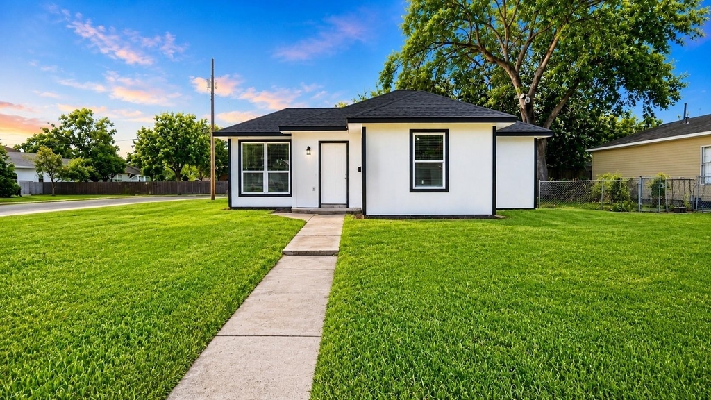 1206 Pinewood Lane - Photo 4