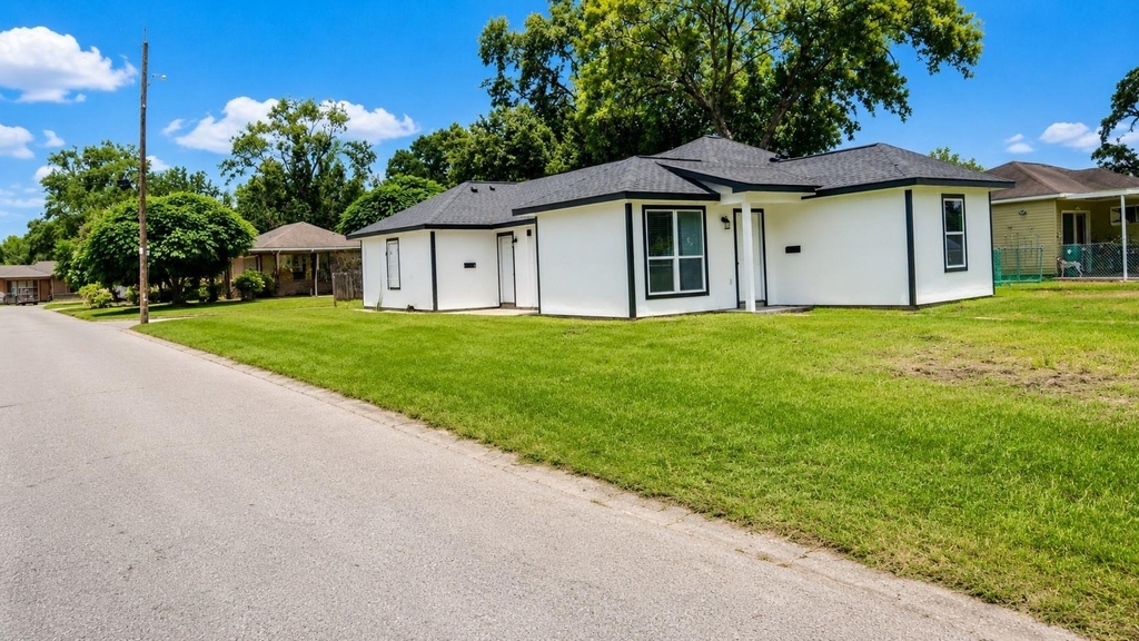 1206 Pinewood Lane - Photo 2