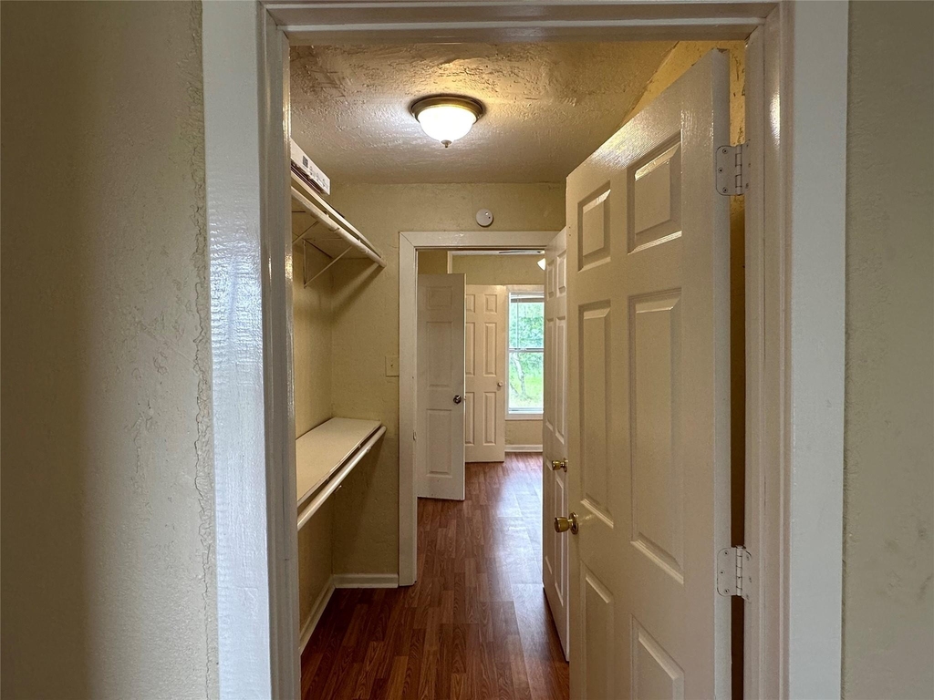 626 W 7th Street - Photo 7