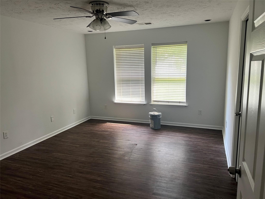 1037 Yupon Street - Photo 5