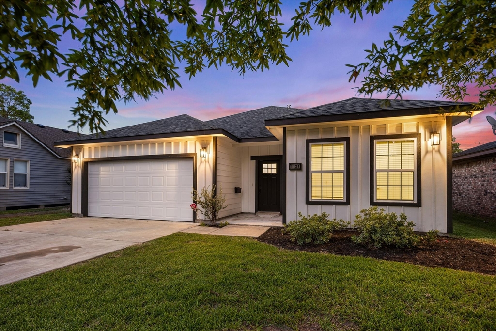1121 Austin Street - Photo 0