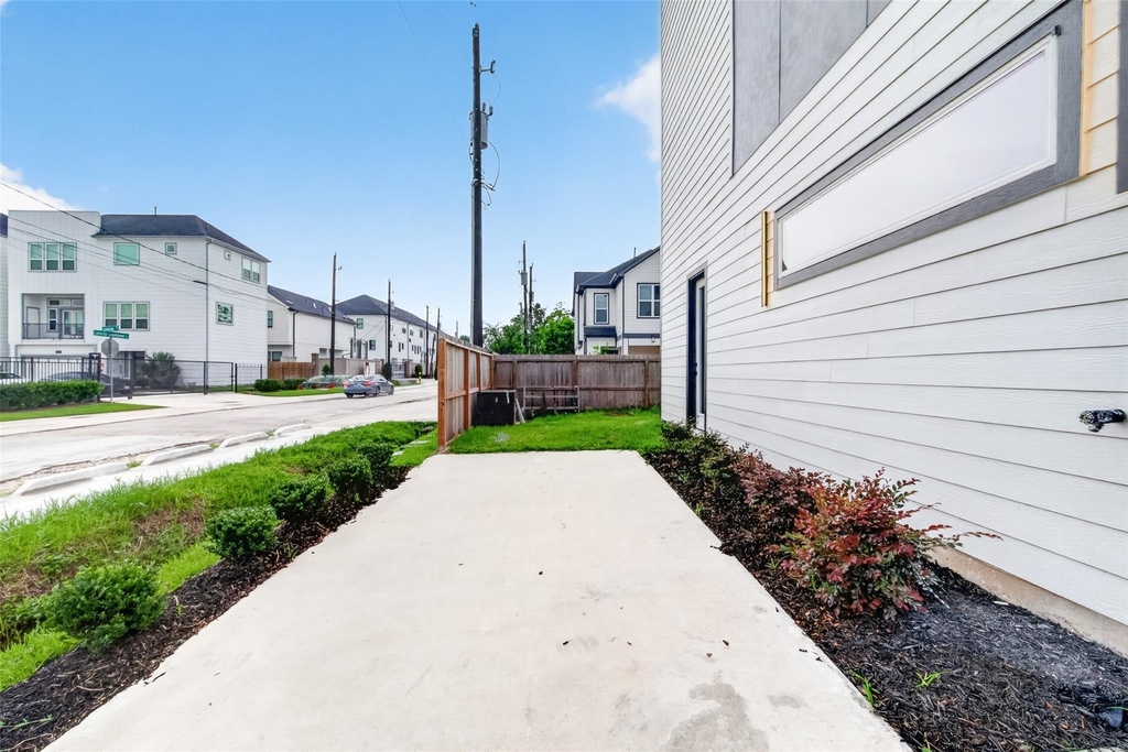 1938 Laverne Street - Photo 37