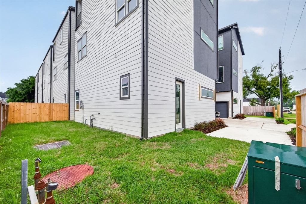 1938 Laverne Street - Photo 39