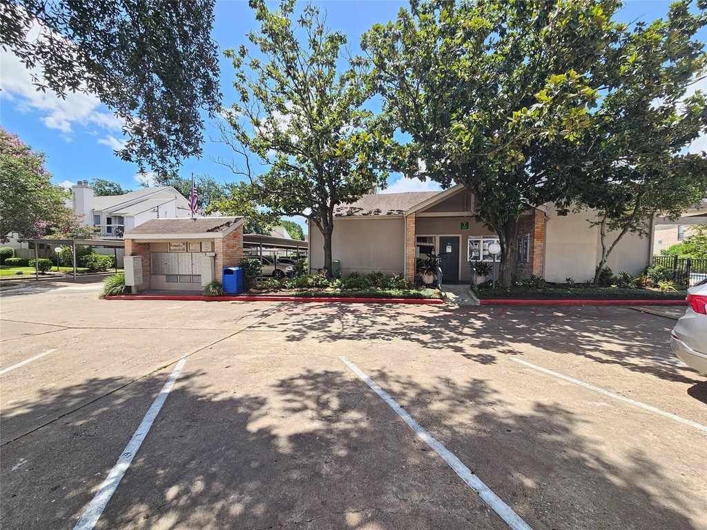 7900 N Stadium Drive - Photo 0