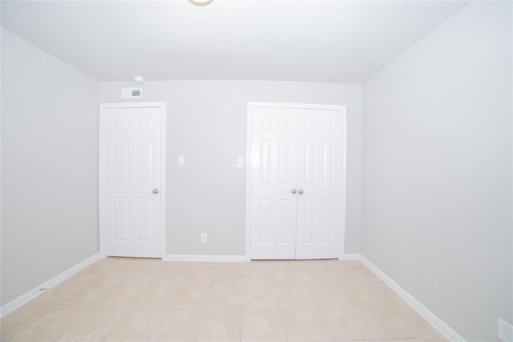 2010 N Travis Street - Photo 2