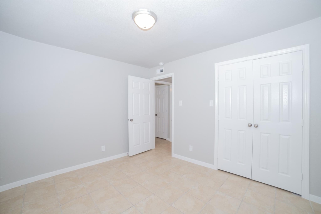 2010 N Travis Street - Photo 3