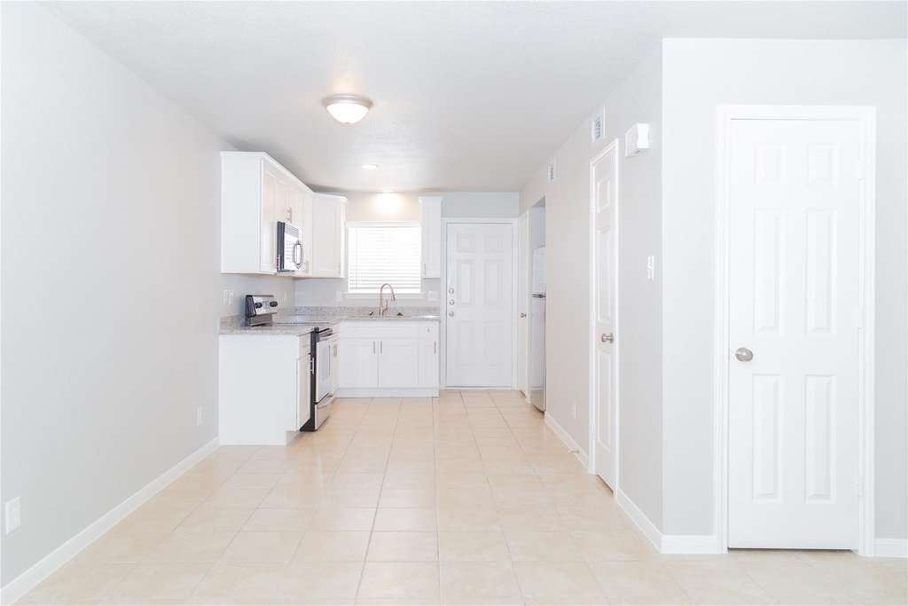 2010 N Travis Street - Photo 1