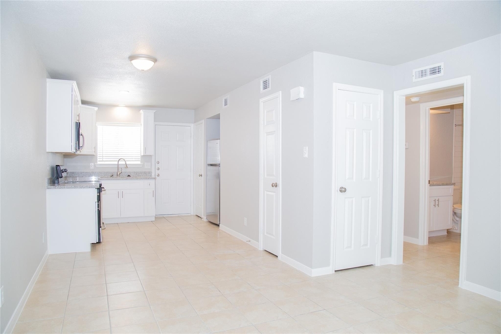 2010 N Travis Street - Photo 10