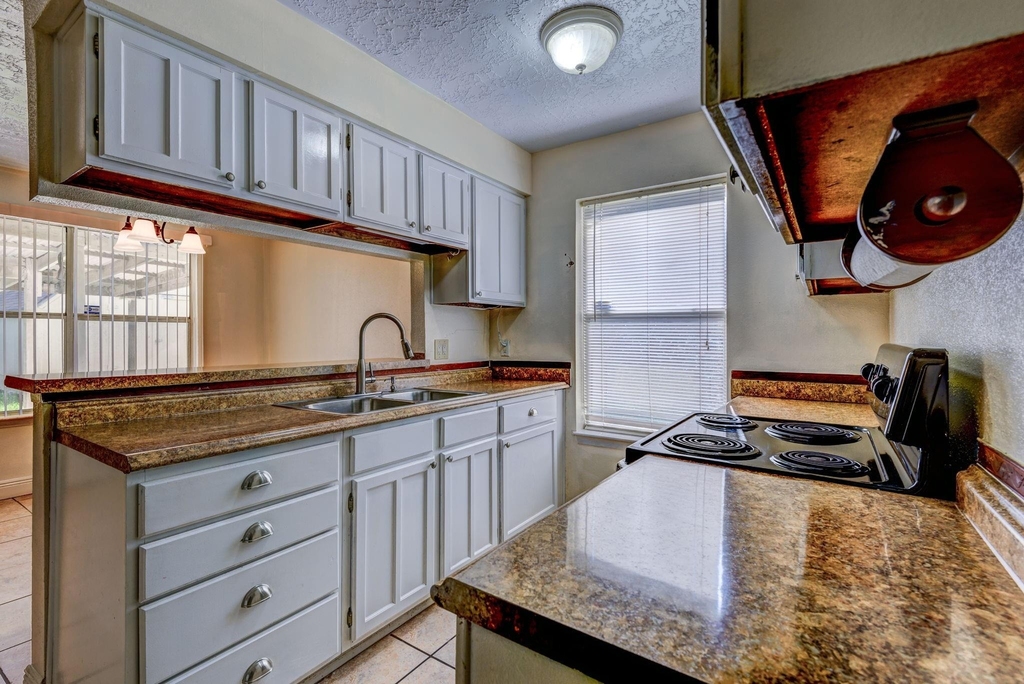 9742 Charmont Road - Photo 11