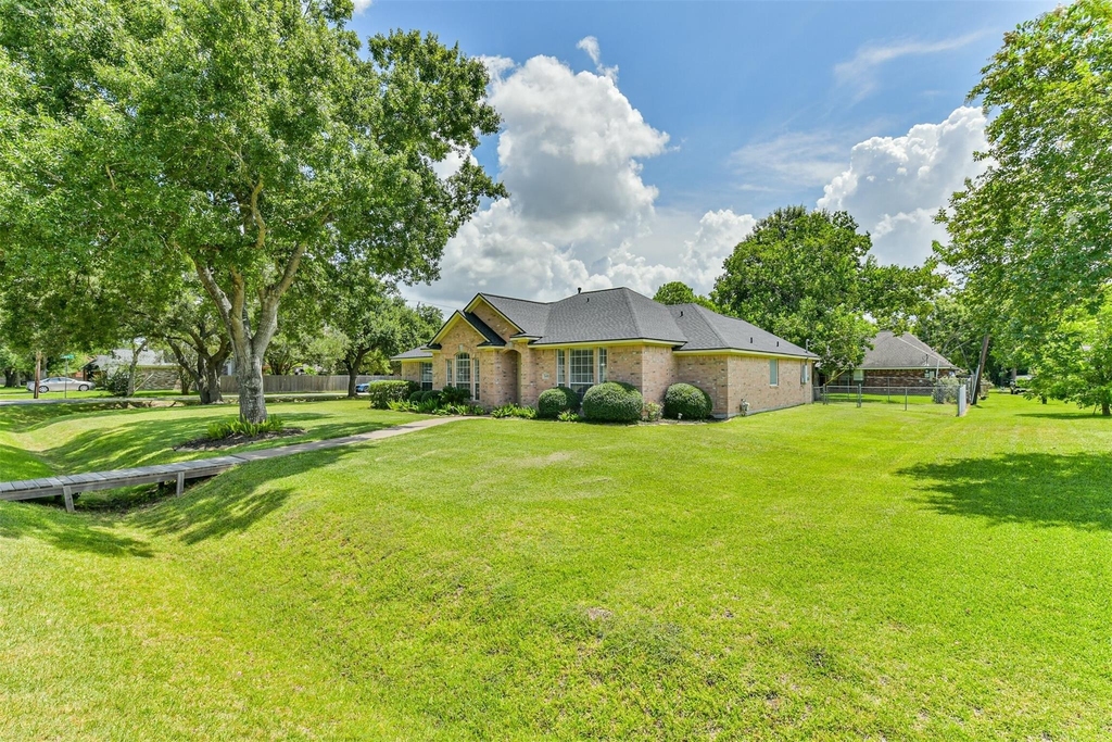 2401 Woody Road - Photo 2