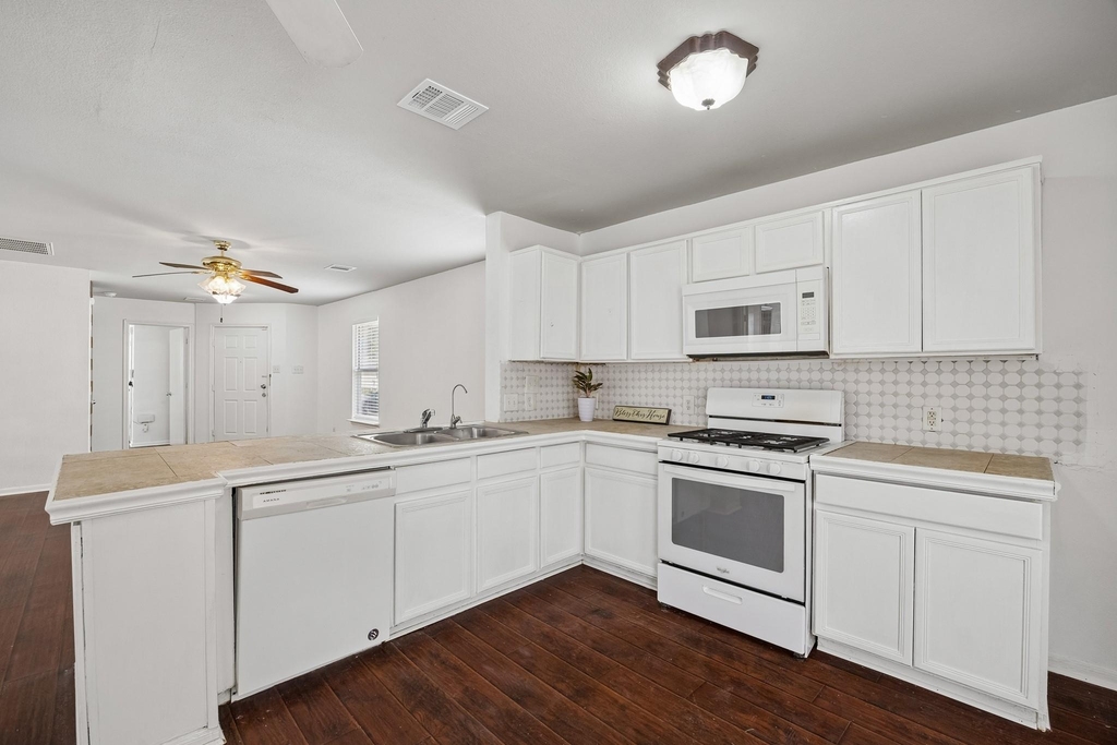 19007 Remington Park Dr - Photo 2