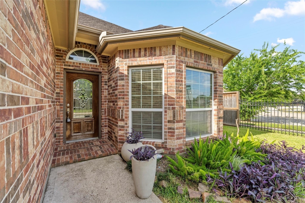 1613 Saulnier Street - Photo 2