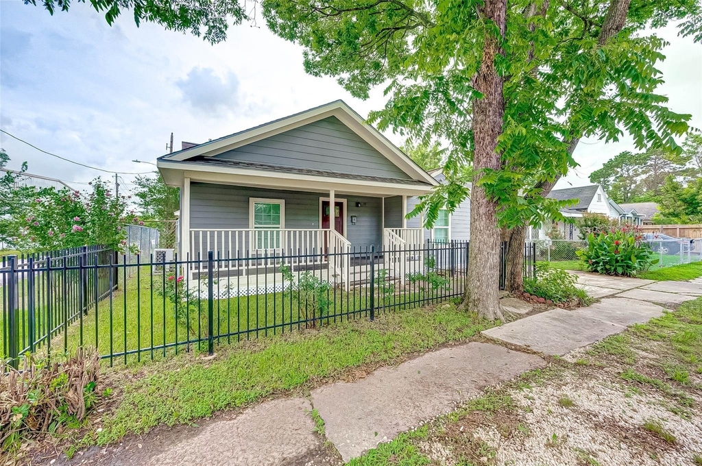 1510 Walton Street - Photo 0