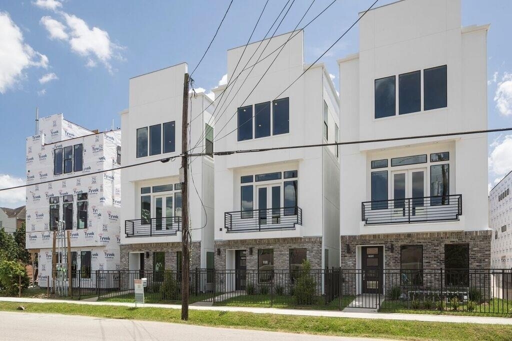 5703 Larkin - Photo 1