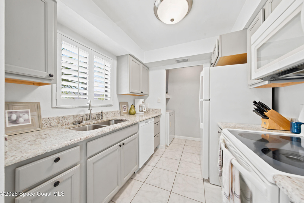 200 International Drive N - Photo 14