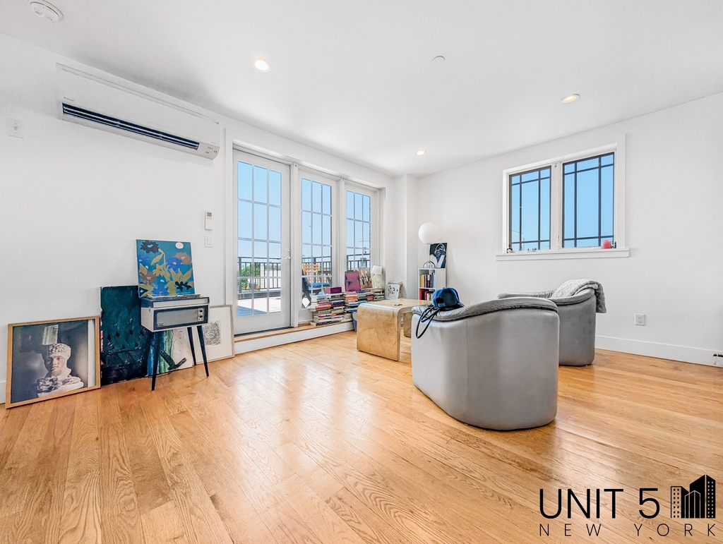 319 Graham Avenue - Photo 0