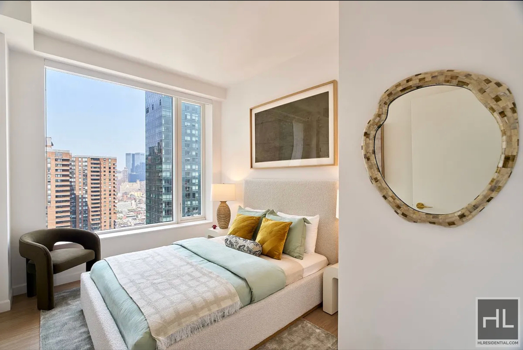 10th Avenue - Photo 4