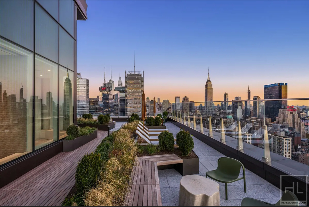 10th Avenue - Photo 5