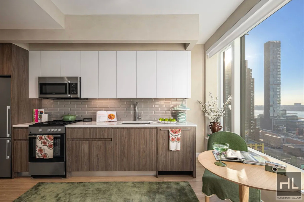 10th Avenue - Photo 1