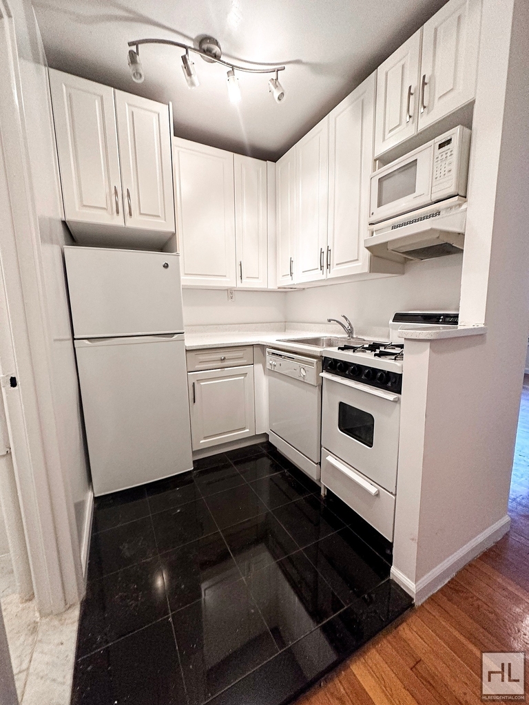 East 74 Street - Photo 2