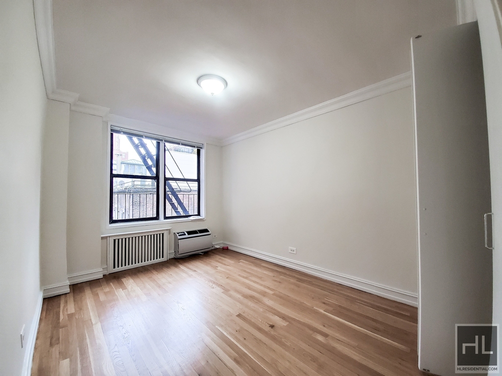 West 13 Street - Photo 1