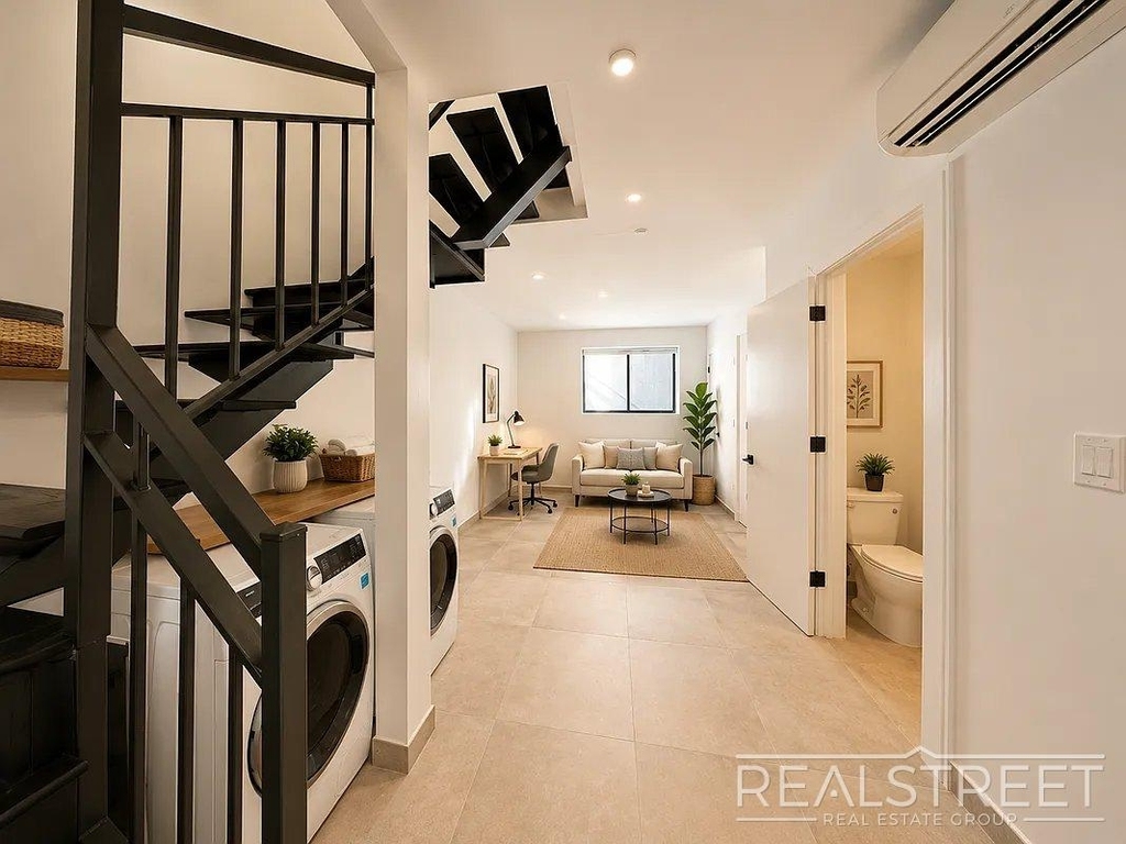 978 Kent Ave - Photo 0