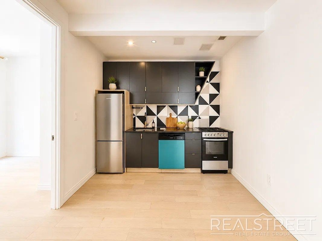 978 Kent Ave - Photo 2