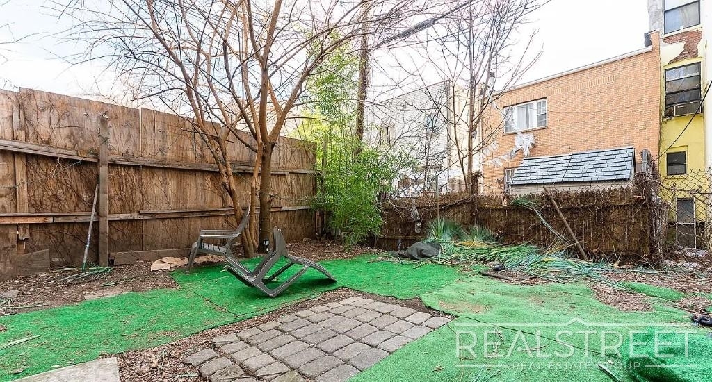 1066 Putnam Ave - Photo 13