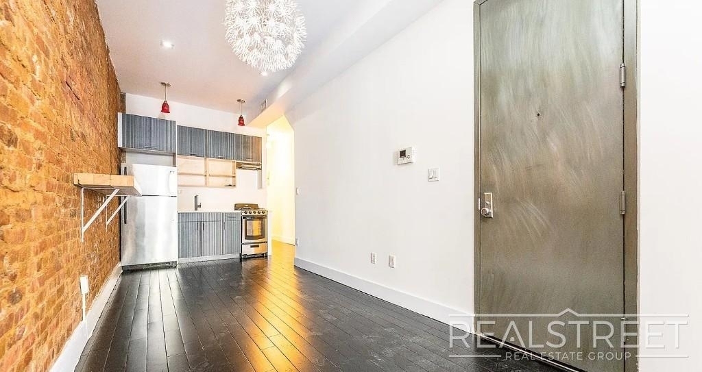 1066 Putnam Ave - Photo 1