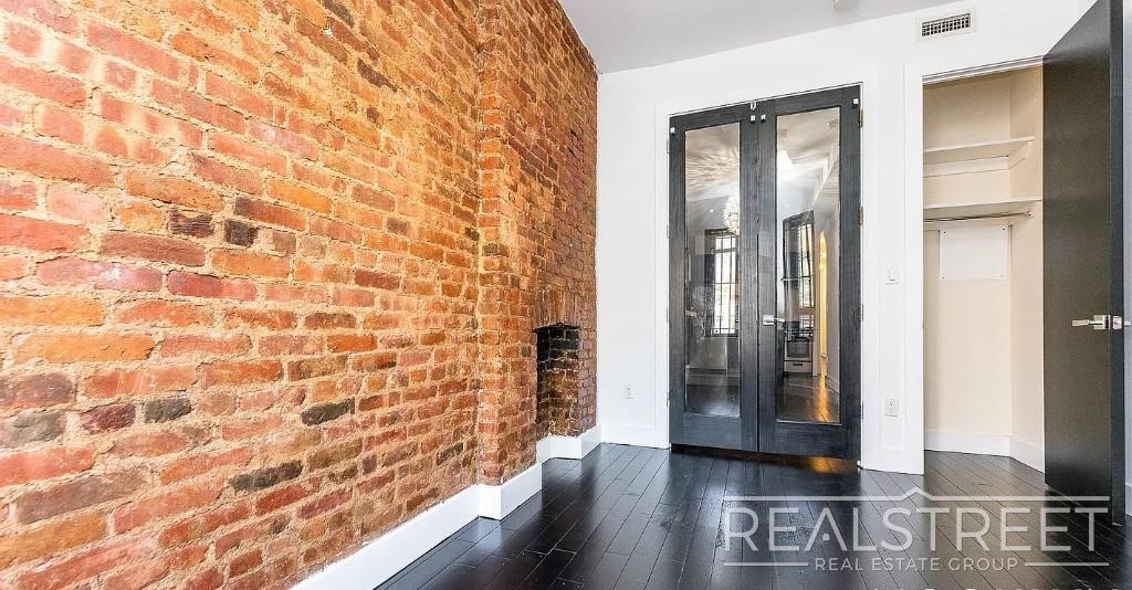 1066 Putnam Ave - Photo 10