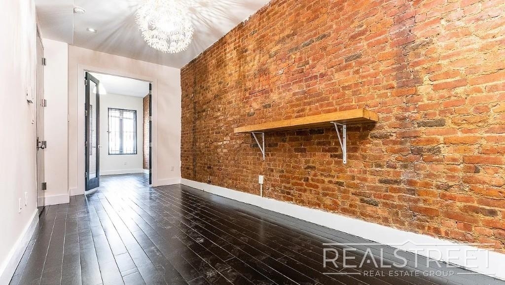 1066 Putnam Ave - Photo 12