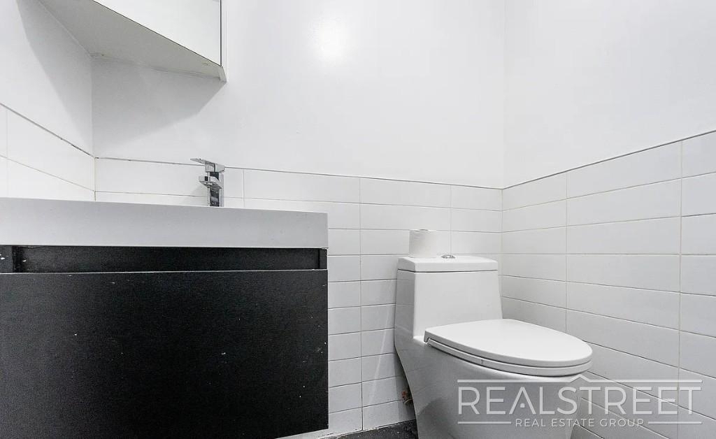 1066 Putnam Ave - Photo 8