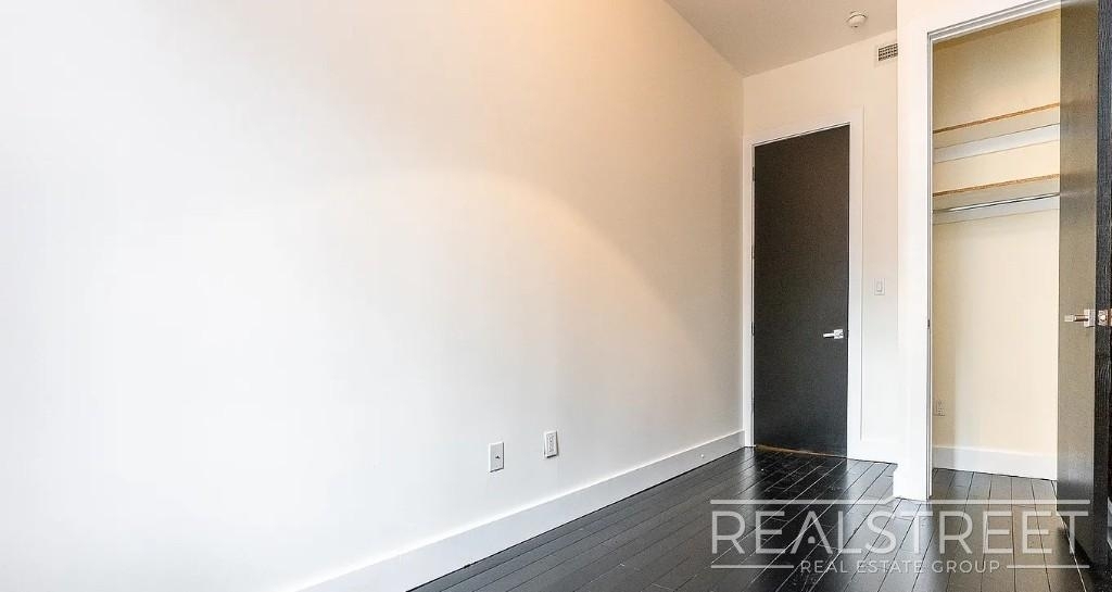 1066 Putnam Ave - Photo 6