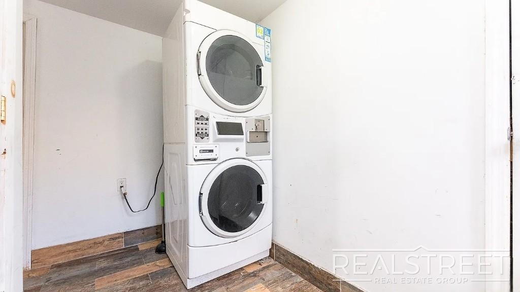 1066 Putnam Ave - Photo 14