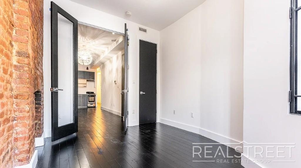 1066 Putnam Ave - Photo 7